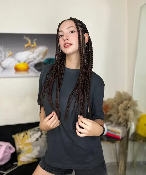 Isparta'da bordo-siyah tonlarda ince bölmeli uzun knotless braids
