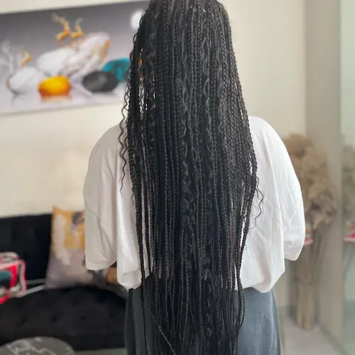Isparta'da siyah, arkadan görünümde bel altı uzunlukta knotless braids