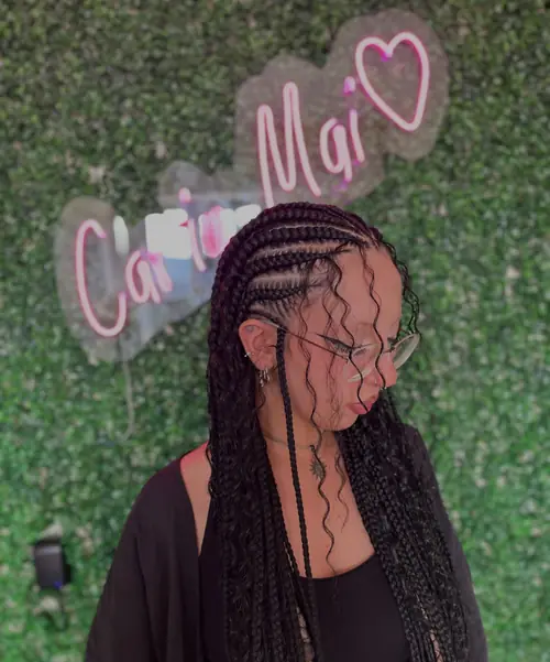 Isparta'da bordo-mor tonlarda tepede ince ayrımlı uzun knotless braids