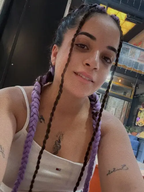 Isparta'da kahverengi örgü arasına lila tutam yerleştirilmiş knotless braids