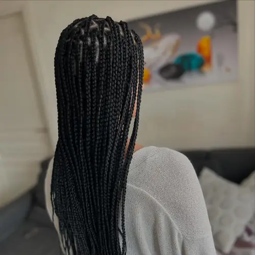 Isparta'da siyah, arkadan görünümde ince bölmeli uzun knotless braids