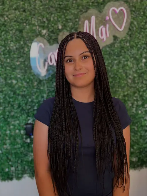 Isparta'da siyah, önden görünümde ince bölmeli uzun knotless braids