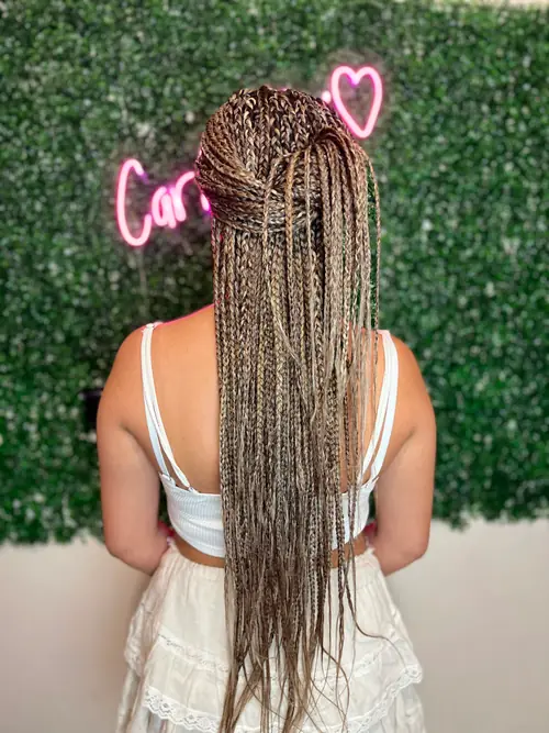 Isparta'da ombre knotless braids, arkadan yarım toplu görünüm