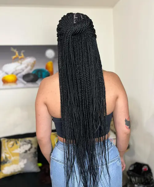 Isparta'da siyah, bel altı uzunlukta düz uçlu knotless braids — arkadan yarım toplu