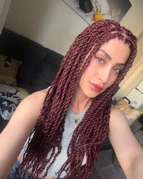 Isparta'da bordo tonlarda burgu tekniğiyle yapılmış senegalese twist